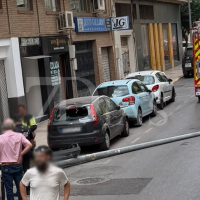Un coche tira una farola mientras aparcaba en Badajoz
