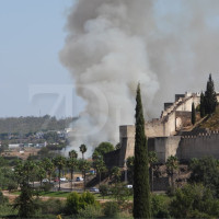 Un incendio junto a la avenida Manuel Rojas Torres genera una gran columna de humo en Badajoz