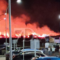 Un incendio cercano a viviendas mantiene en alerta a los vecinos de la barriada de Llera