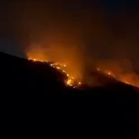 El operativo contra el incendio de Tornavacas se refuerza con 80 intervinientes