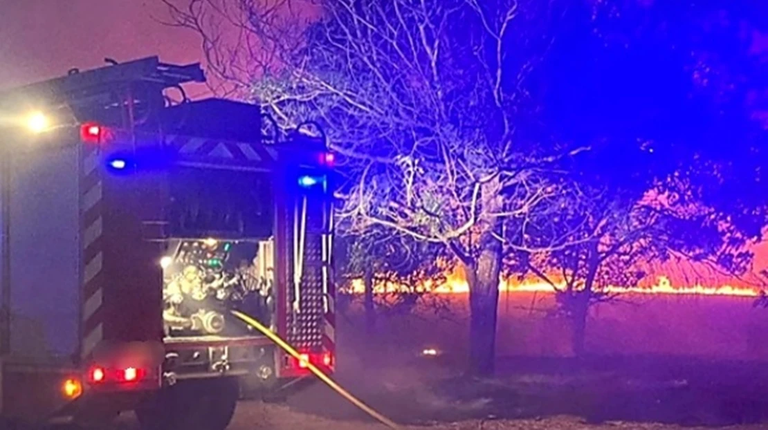 Un incendio esta madrugada en Tres Arroyos desplaza el humo hasta Badajoz