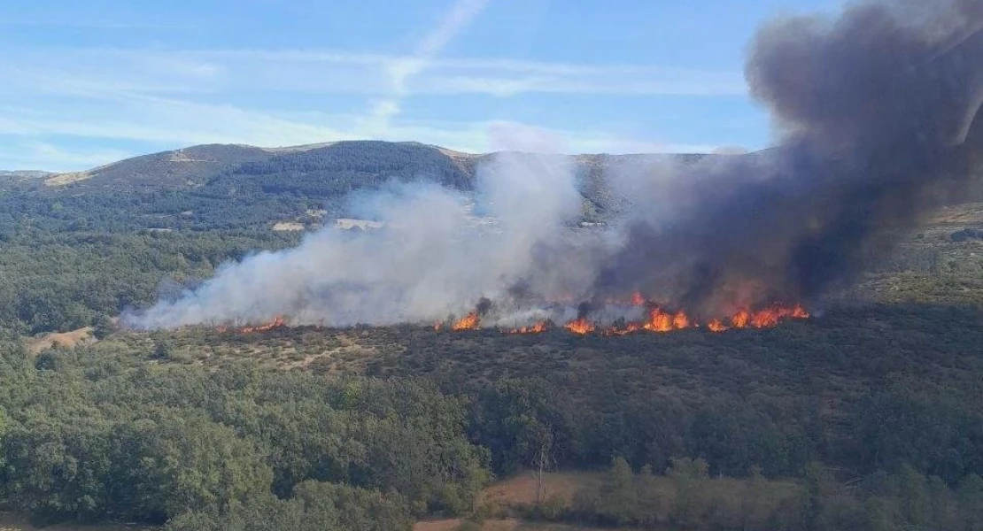 El INFOEX moviliza medios para un incendio en la frontera con Extremadura