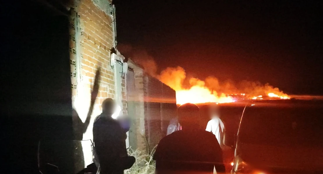 Los bomberos trabajan varias horas en un incendio esta madrugada en Badajoz