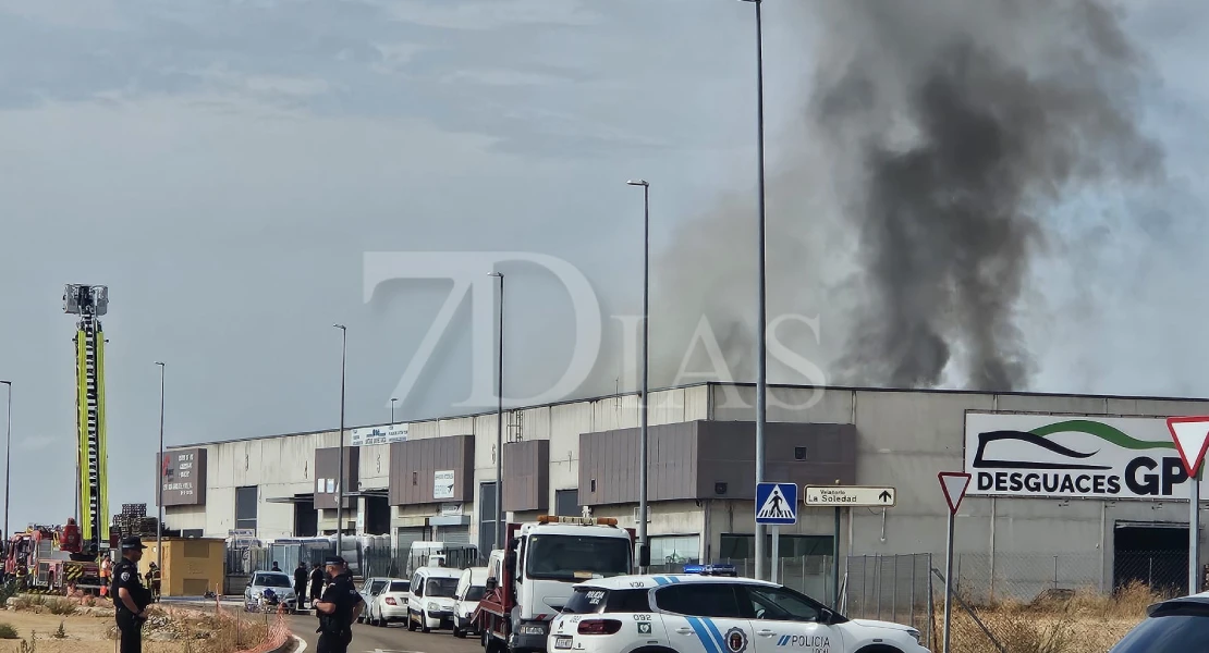 Grave incendio en una nave de El Nevero en Badajoz