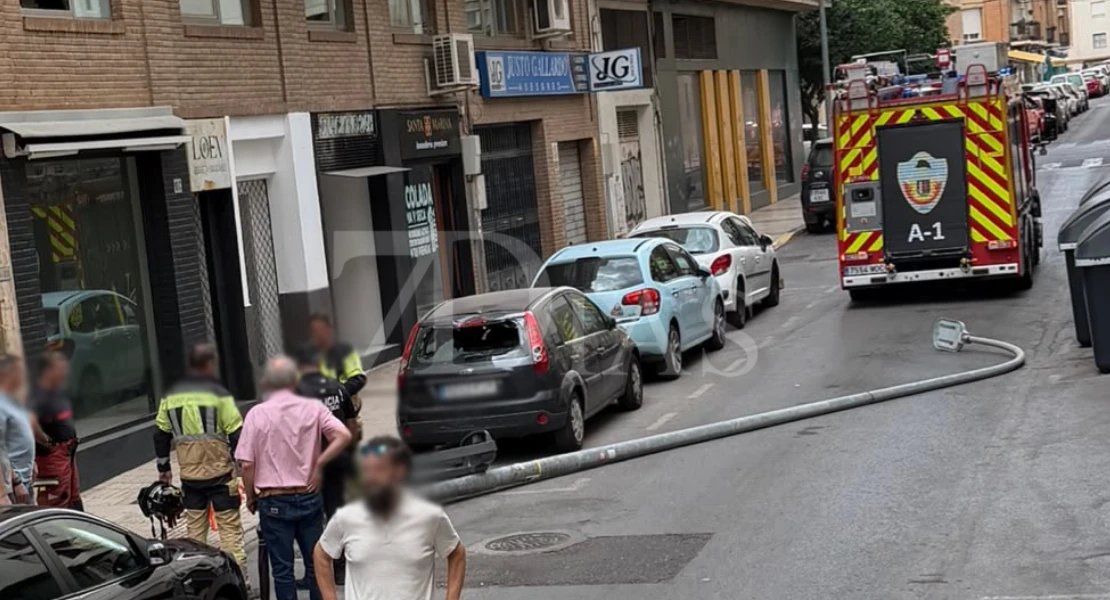 Un coche tira una farola mientras aparcaba en Badajoz