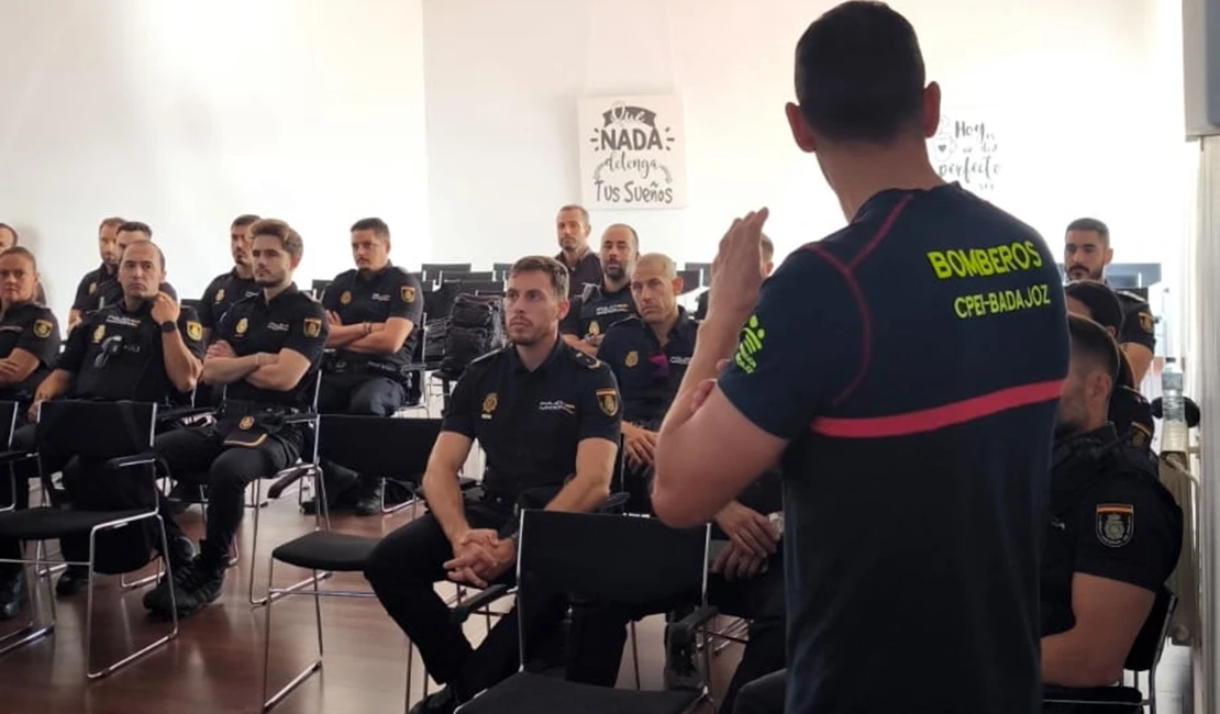 Los bomberos de la Diputación de Badajoz forman a policías nacionales