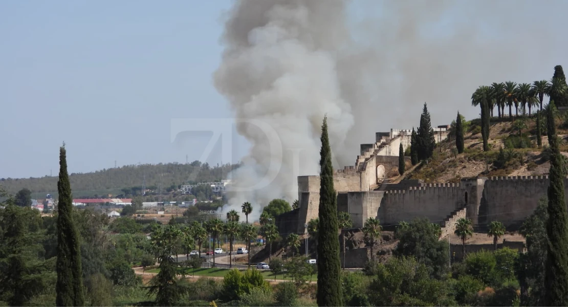 Un incendio junto a la avenida Manuel Rojas Torres genera una gran columna de humo en Badajoz