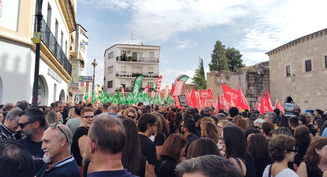 Cientos de empleados de la Junta  se manifiestan en Mérida por la equiparación salarial