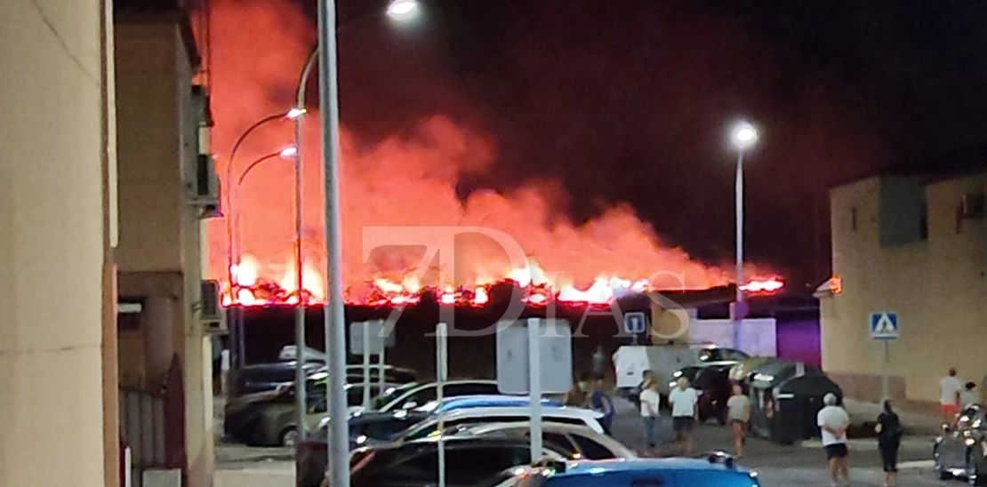 Un incendio cercano a viviendas mantiene en alerta a los vecinos de la barriada de Llera