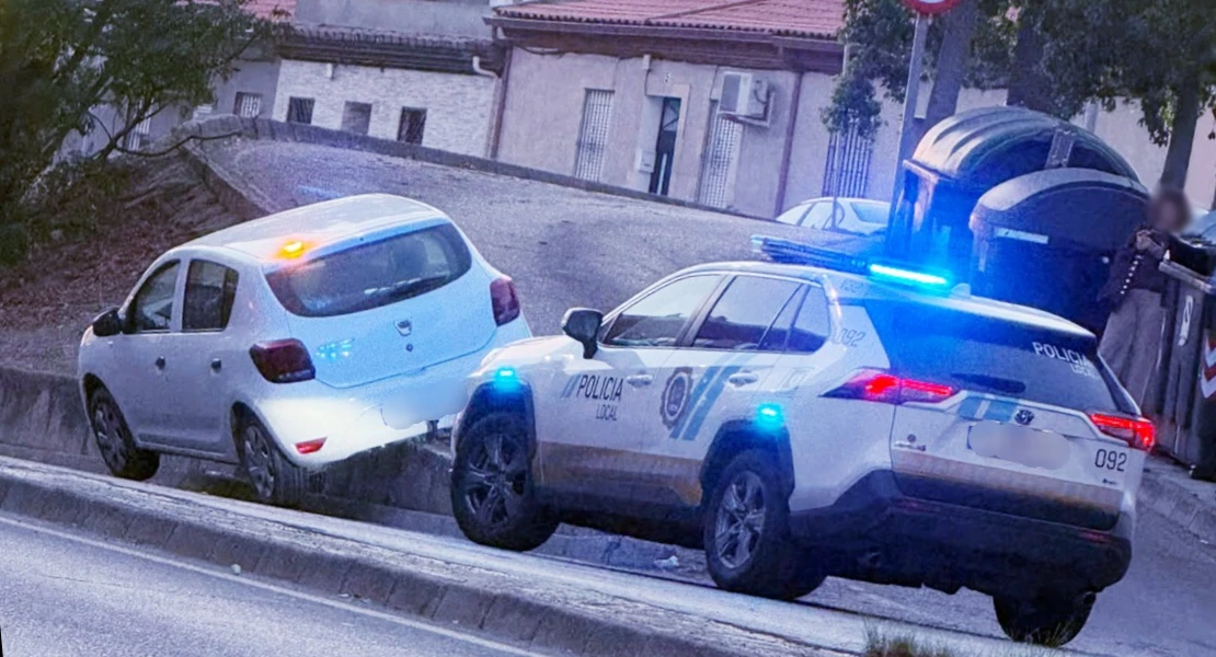 Un coche acaba empotrado en un bordillo a la entrada de Badajoz