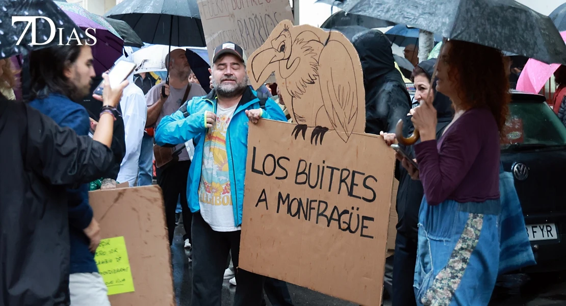 El temporal no frena la manifestación sobre una vivienda digna en Badajoz