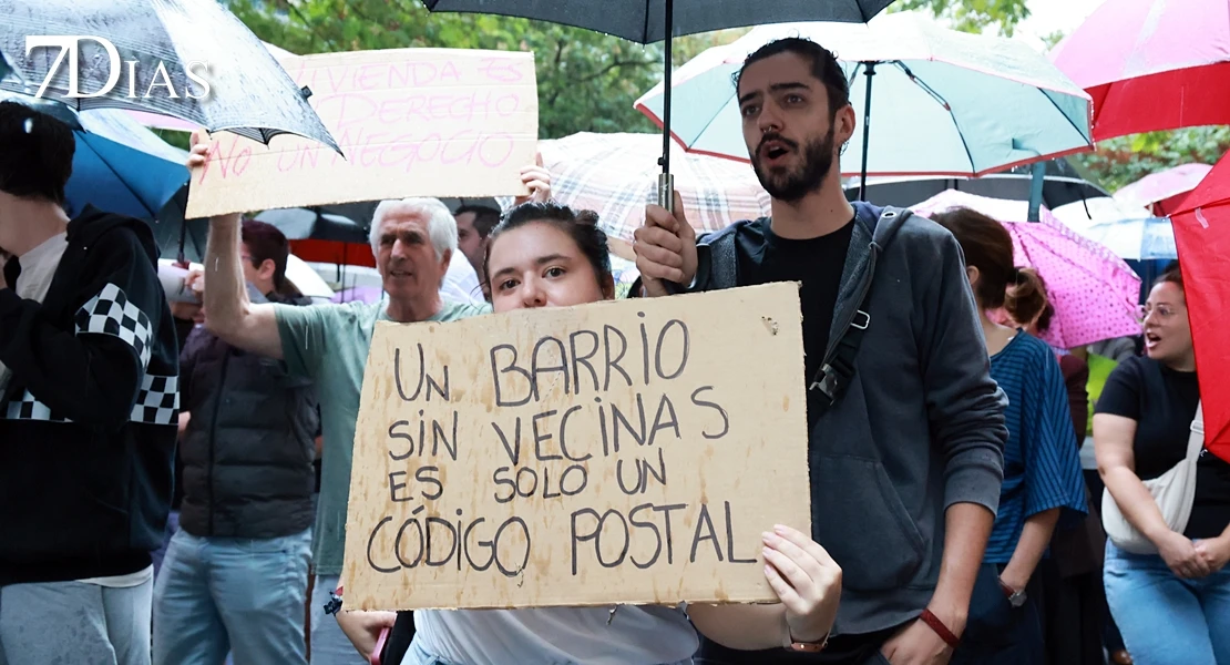 El temporal no frena la manifestación sobre una vivienda digna en Badajoz