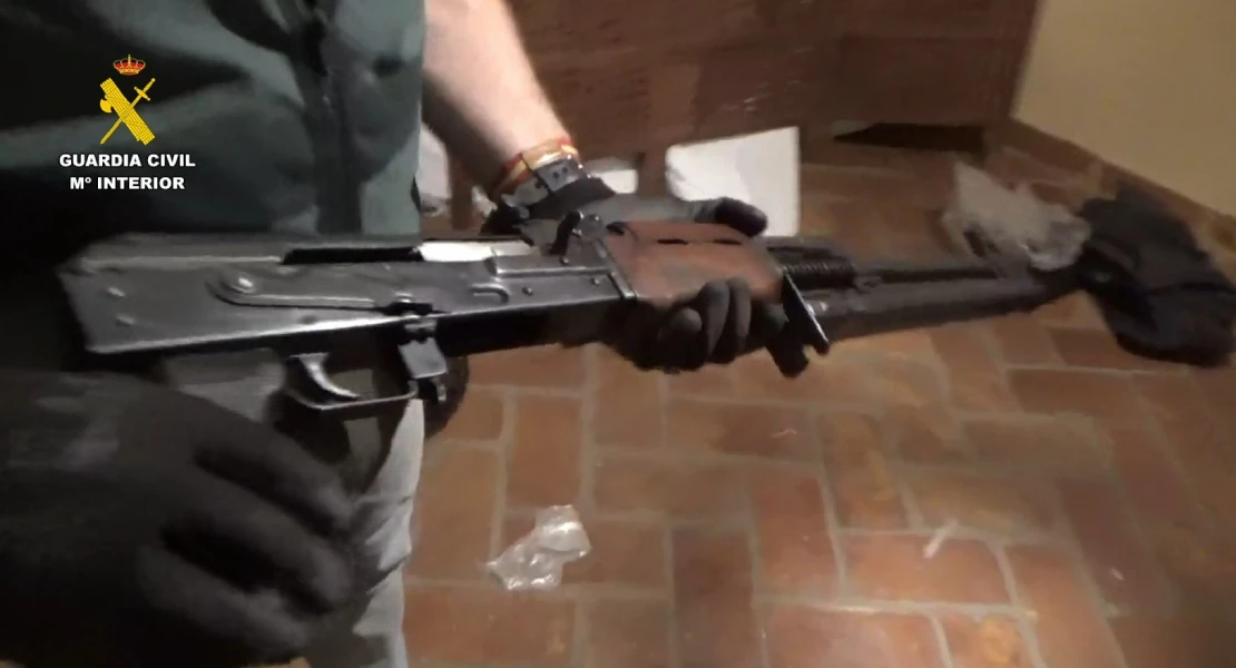 Incautan casi tres toneladas de cocaína y fusiles de asalto ocultos en una casa rural