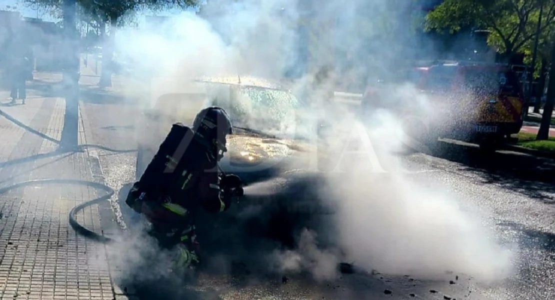 Se incendia un coche en Badajoz