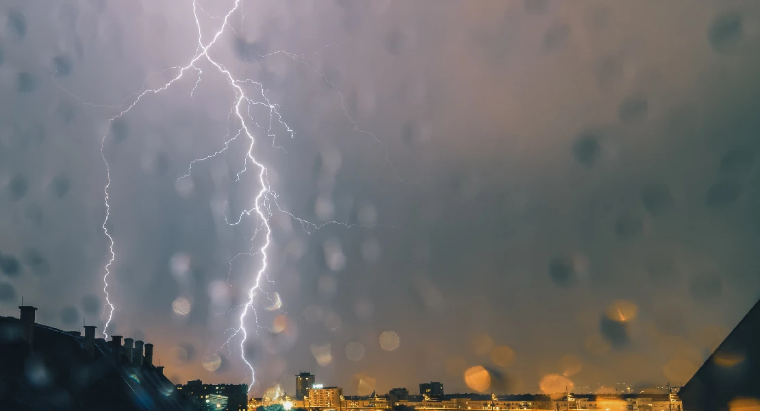 Media España en aviso por lluvias y tormentas