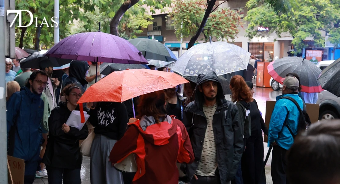 El temporal no frena la manifestación sobre una vivienda digna en Badajoz