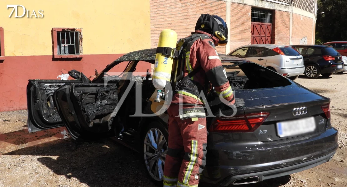Vuelve a arder el coche que sufrió un incendio el sábado junto a la Plaza de Toros