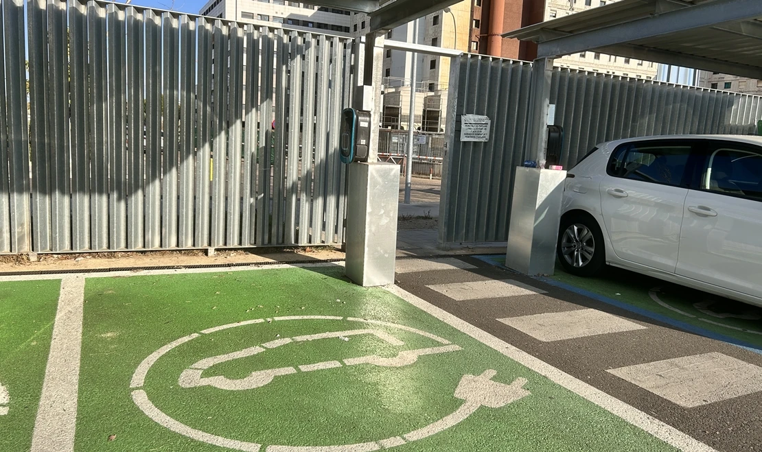 El Universitario de Badajoz habilita 25 plazas de aparcamiento de recarga para vehículos eléctricos