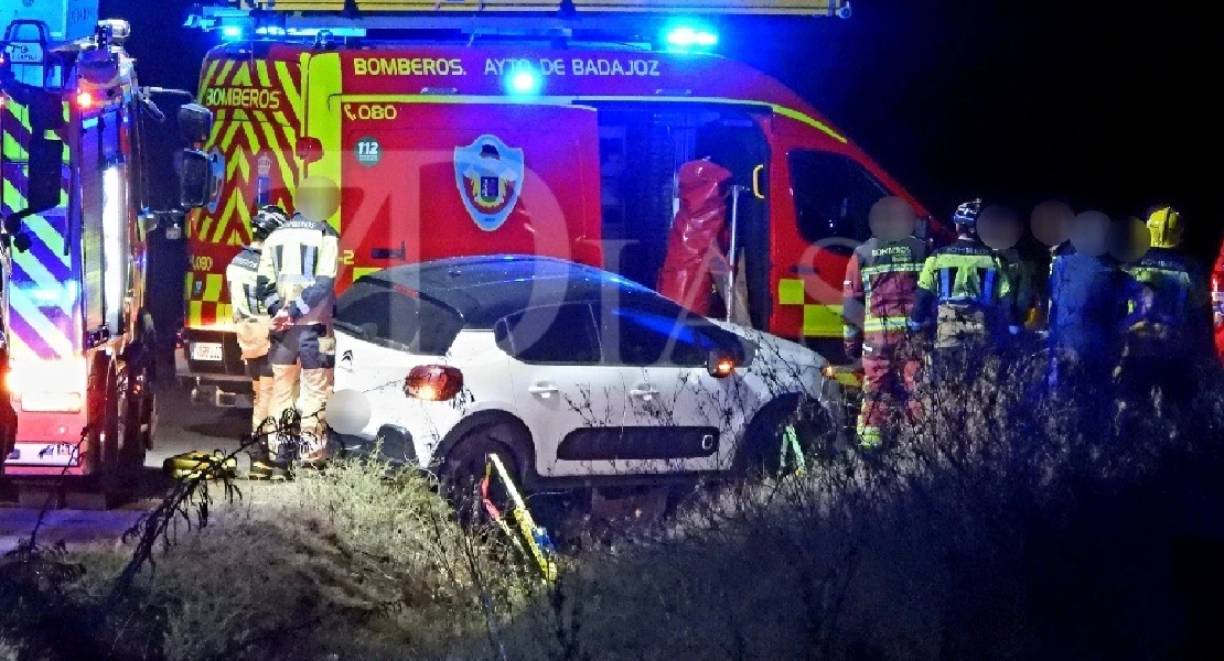 Un vehículo queda atrapado en la cuneta junto al tanatorio Puente Real de Badajoz