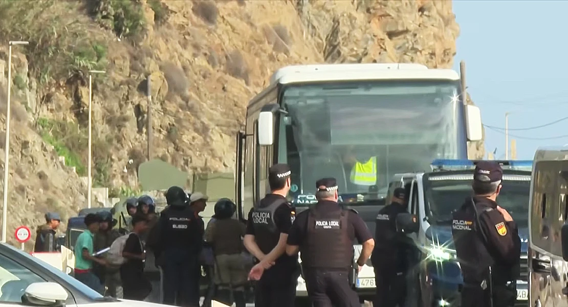 Desalojan el último asentamiento de migrantes en las playas de Ceuta