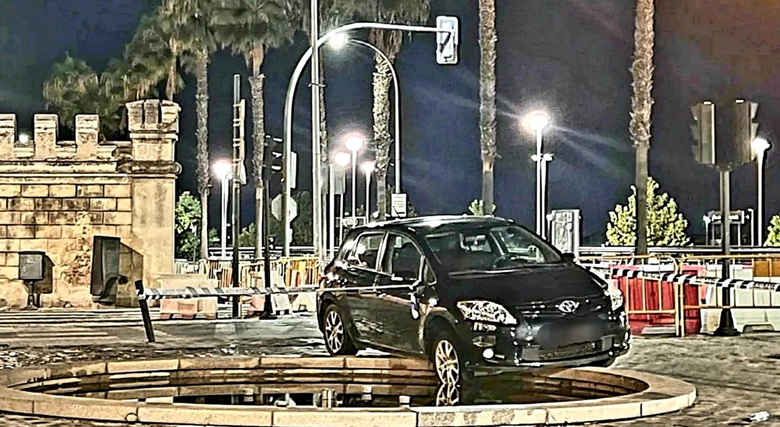 Un turismo acaba casi en el interior de la fuente de Puerta de Palmas