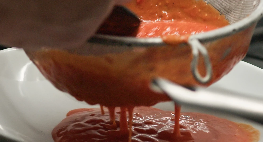 Alerta alimentaria: piden no consumir una conocida salsa por contener cristales