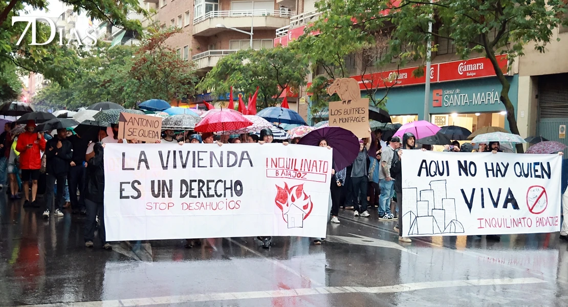 El temporal no frena la manifestación sobre una vivienda digna en Badajoz