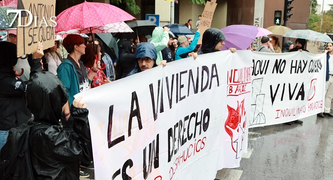 El temporal no frena la manifestación sobre una vivienda digna en Badajoz