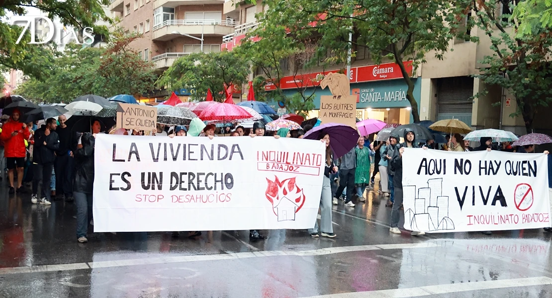 El temporal no frena la manifestación sobre una vivienda digna en Badajoz