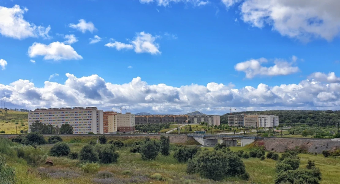 Exigen una solución a los malos olores por la obra de un centro comercial en Cáceres