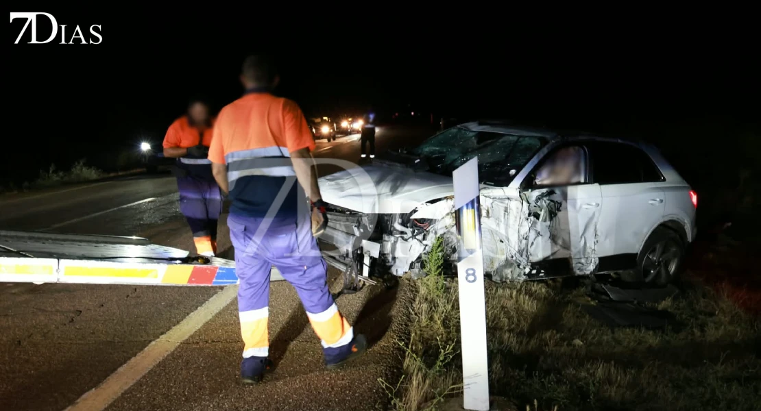 Un joven choca contra un tráiler y da varias vueltas de campana en la N-432