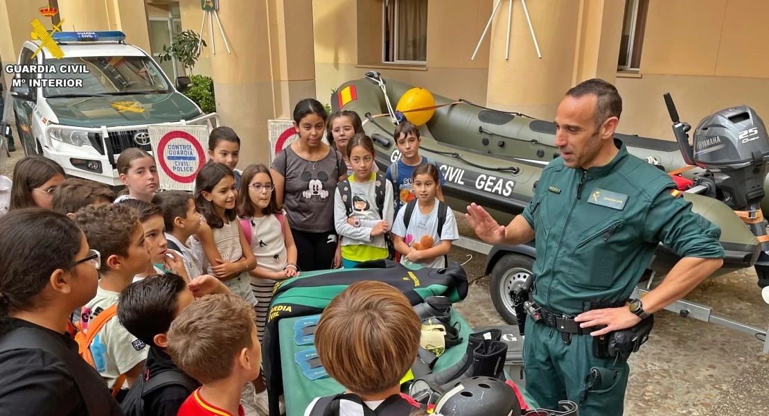 300 escolares descubren por dentro la Guardia Civil en Badajoz