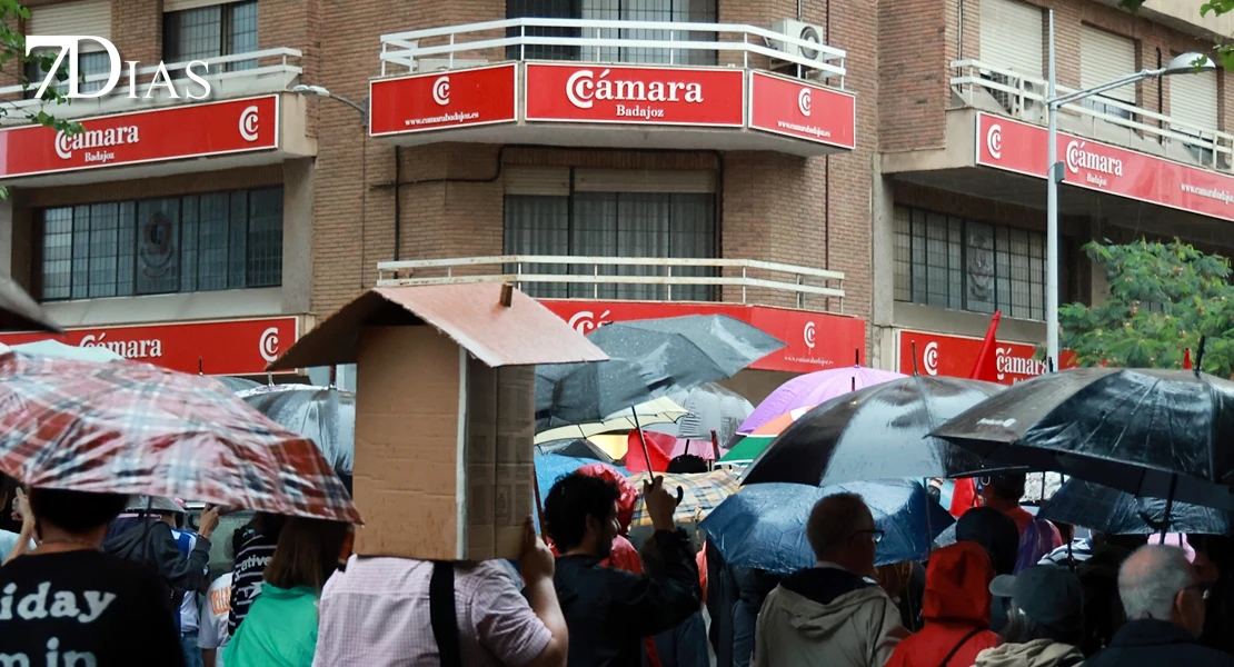 El temporal no frena la manifestación sobre una vivienda digna en Badajoz