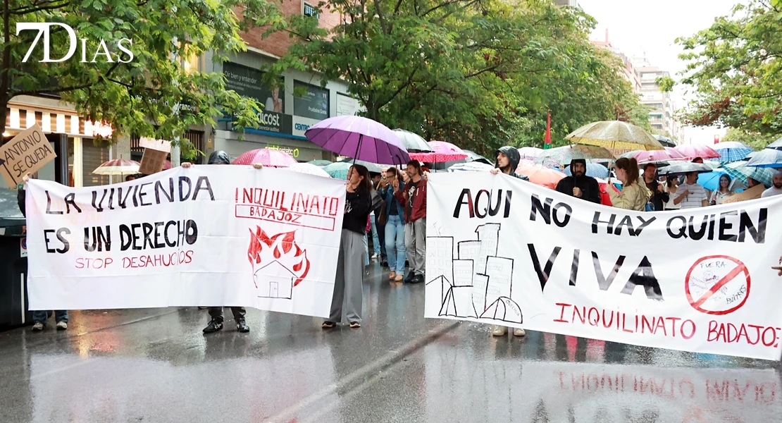 El temporal no frena la manifestación sobre una vivienda digna en Badajoz