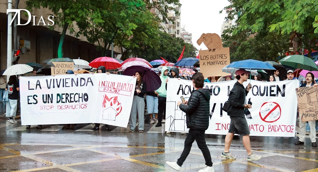 El temporal no frena la manifestación sobre una vivienda digna en Badajoz