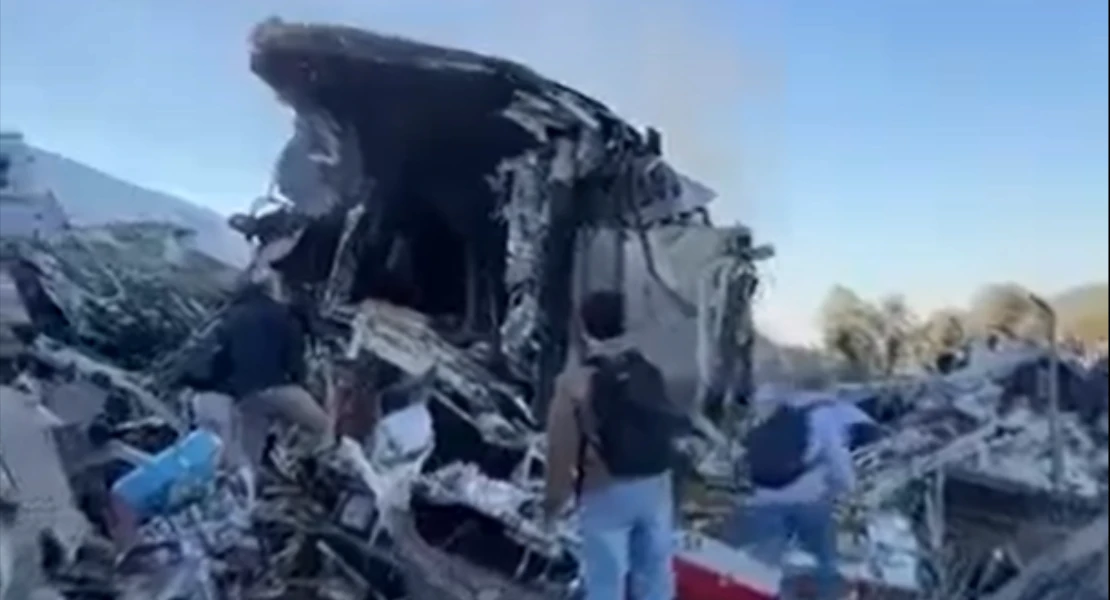 El número de fallecidos tras el choque de dos trenes asciende a al menos 30