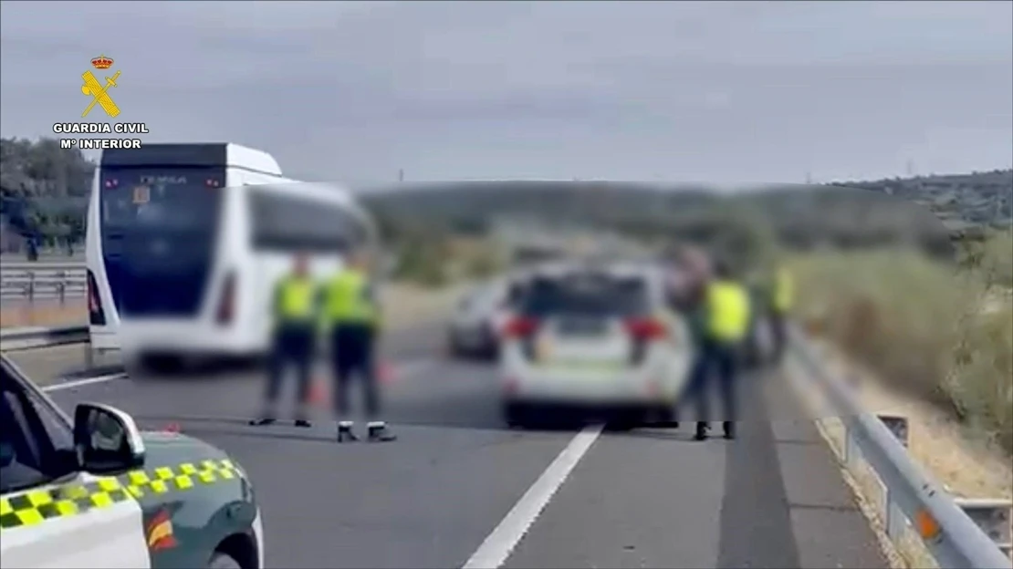 Detenido tras huir por la autovía A-5 y embestir a dos vehículos de la Guardia Civil