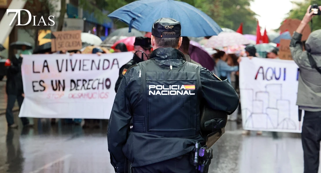 El temporal no frena la manifestación sobre una vivienda digna en Badajoz