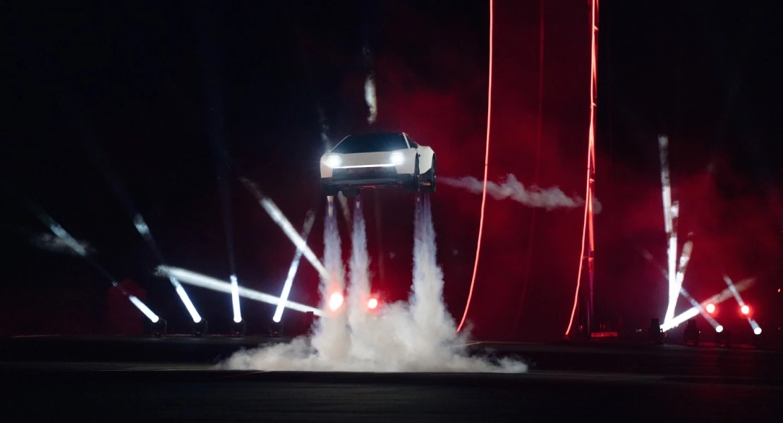 Elon Musk desafía los límites presentando un Tesla que vuela y hace acrobacias en el aire