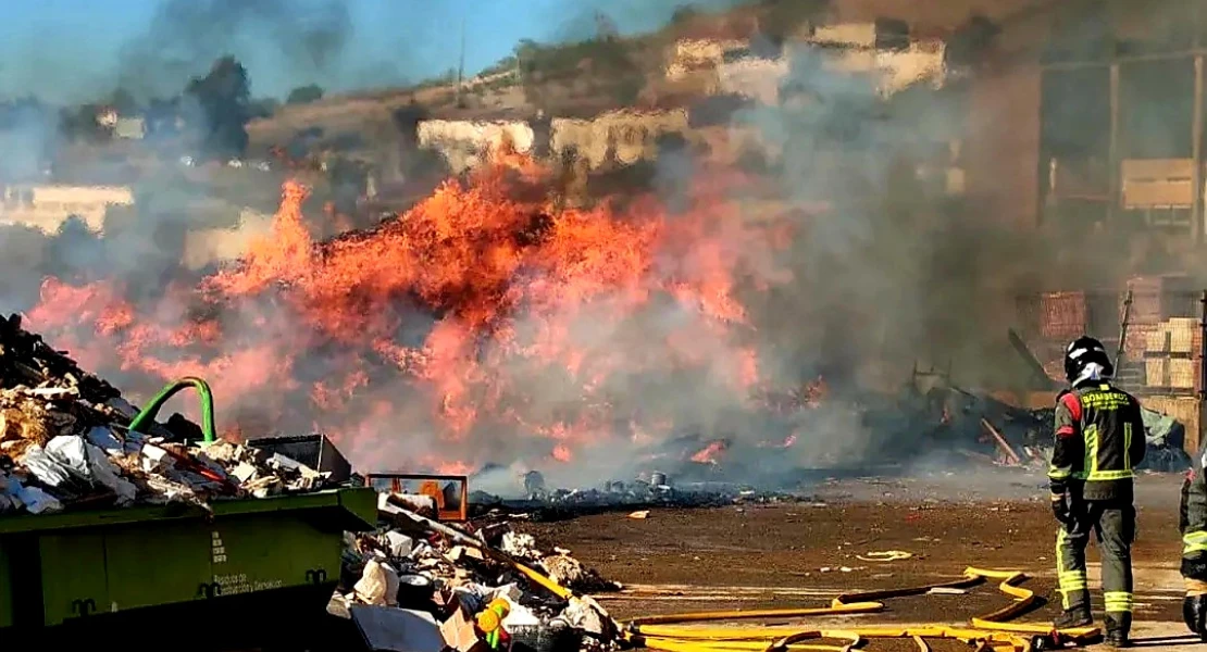 Un incendio en el punto limpio de Jerez de los Caballeros obliga al confinamiento de vecinos