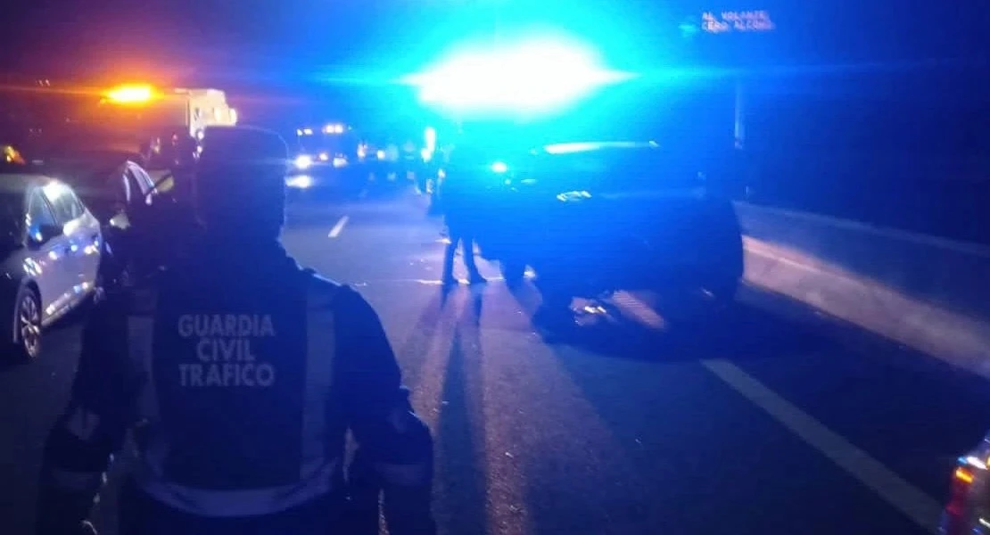 Atrapado tras sufrir un accidente y volcar con su camión en la A-5 esta madrugada