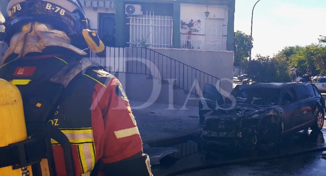 Arde un vehículo a plena luz del día en Badajoz