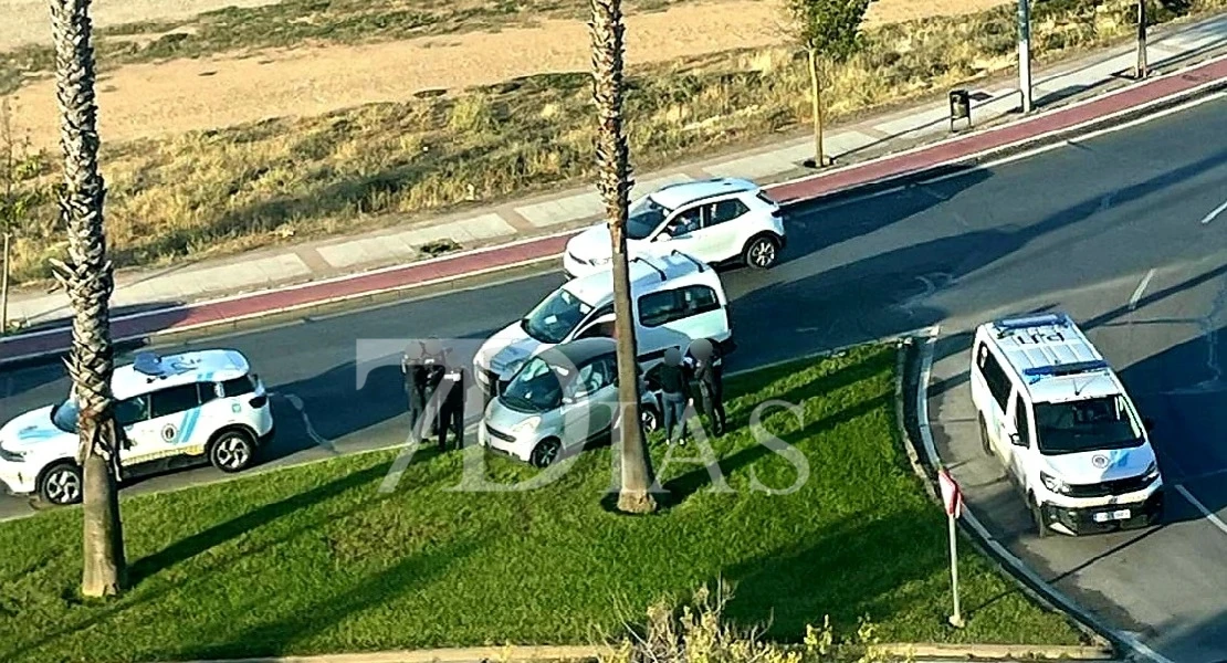 Un coche acaba en la mediana tras un accidente en el Puente Real (BA)