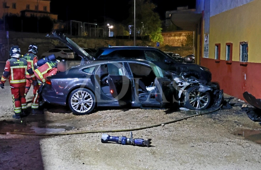 Un incendio calcina un turismo de alta gama de madrugada en la Plaza de Toros