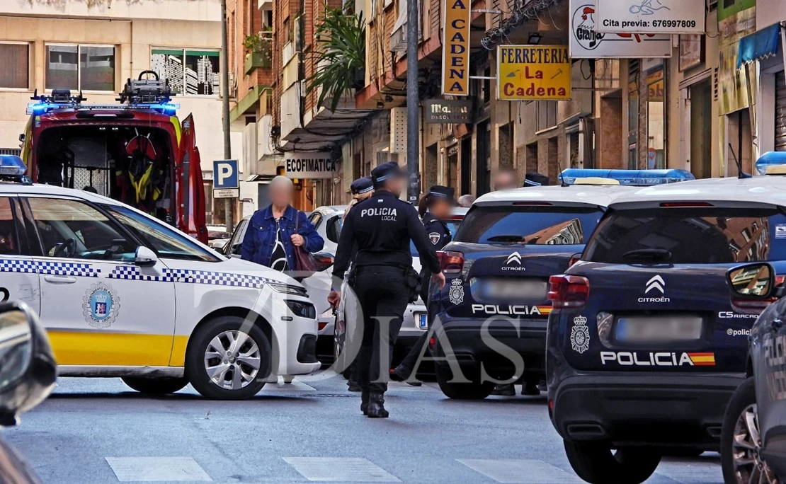 Un amplio dispositivo trabaja en el interior de un edificio cercano a Rafael Lucenqui (BA).