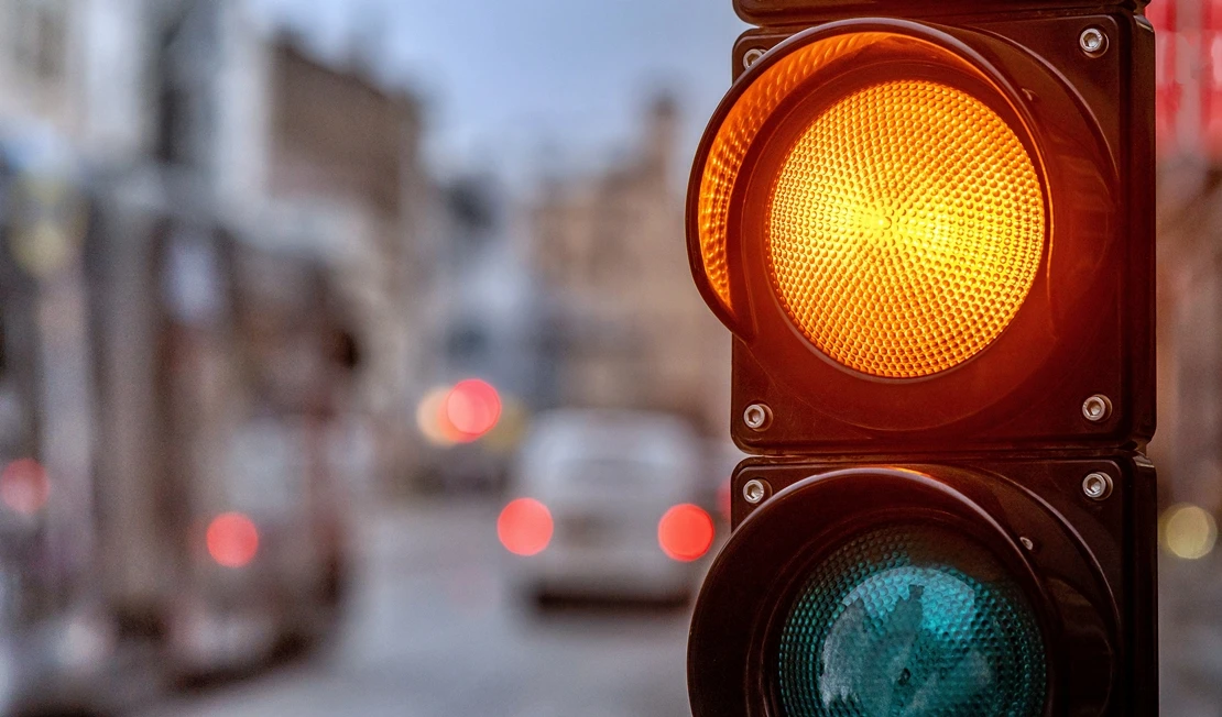 Adiós al ámbar intermitente: la DGT cambia las normas en algunos cruces