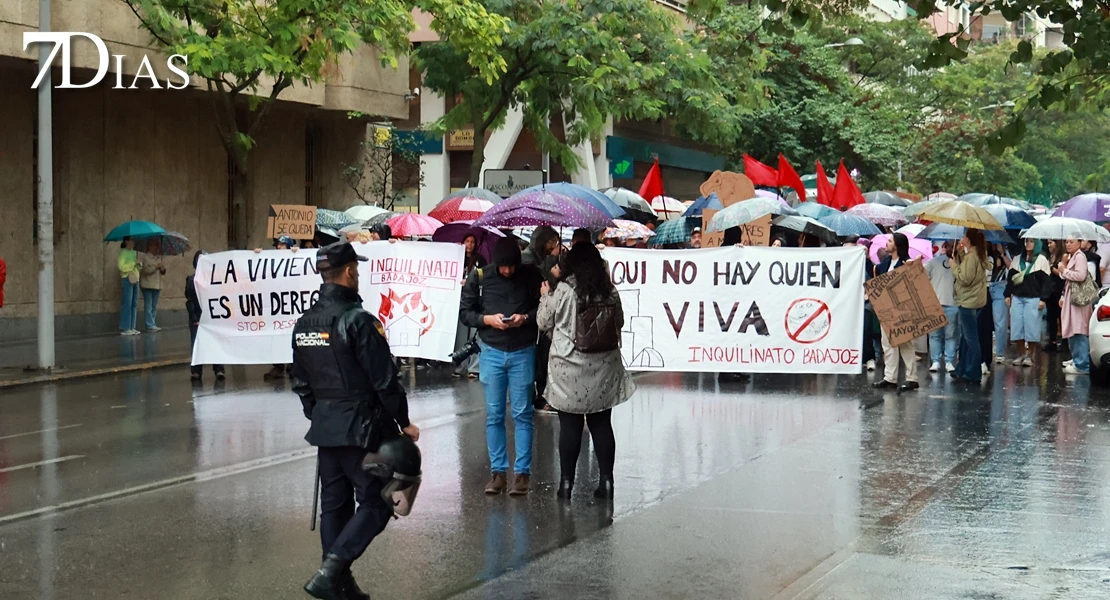 El temporal no frena la manifestación sobre una vivienda digna en Badajoz
