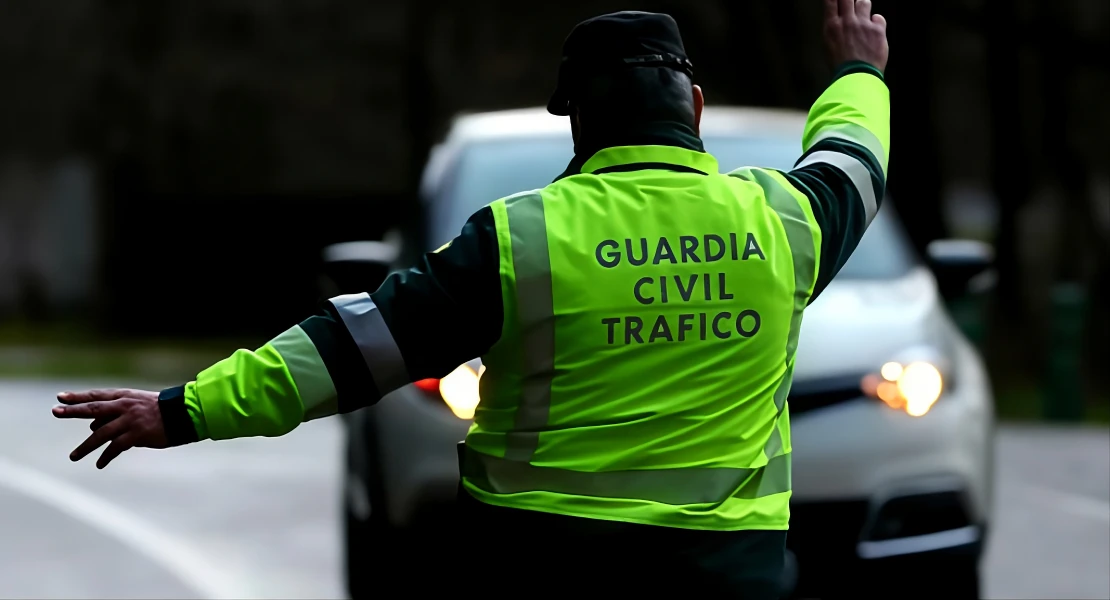 Móvil al volante: no hace falta estar usándolo para perder seis puntos