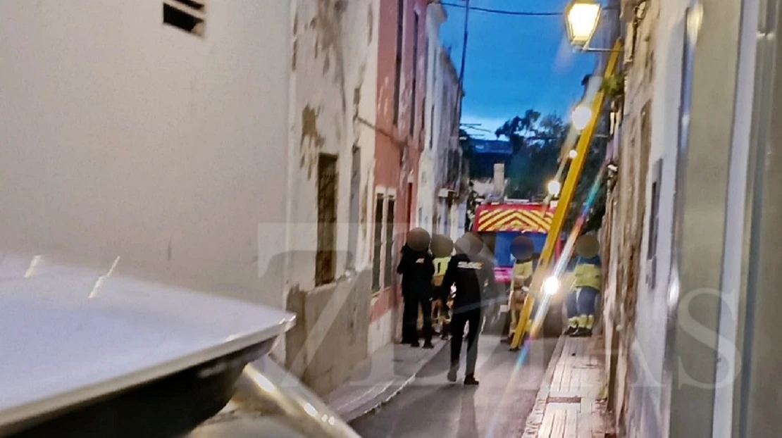 Un amplio dispositivo trabaja en un rescate esta madrugada en una vivienda de Badajoz