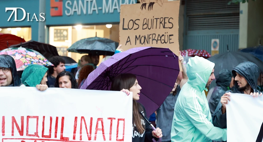 El temporal no frena la manifestación sobre una vivienda digna en Badajoz